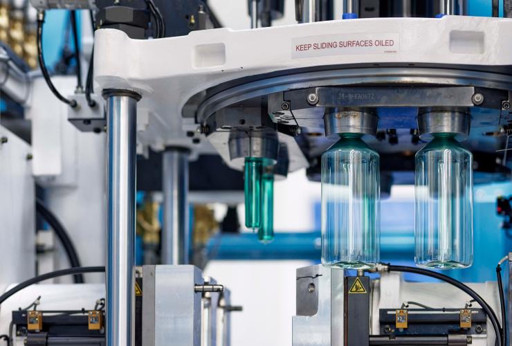 Machine holding platic bottles - ALPLApharma