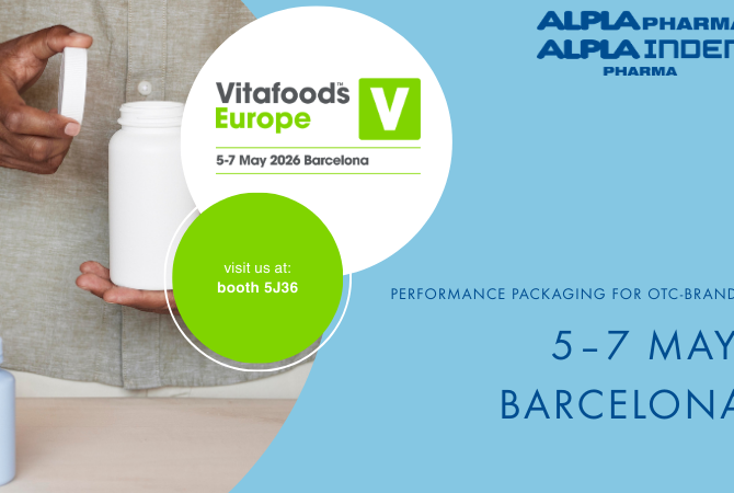 ALPLApharma nimmt vom 5. bis 7. Mai an der Vitafoods in Barcelona teil und hält Plastikflaschen in der Hand.
